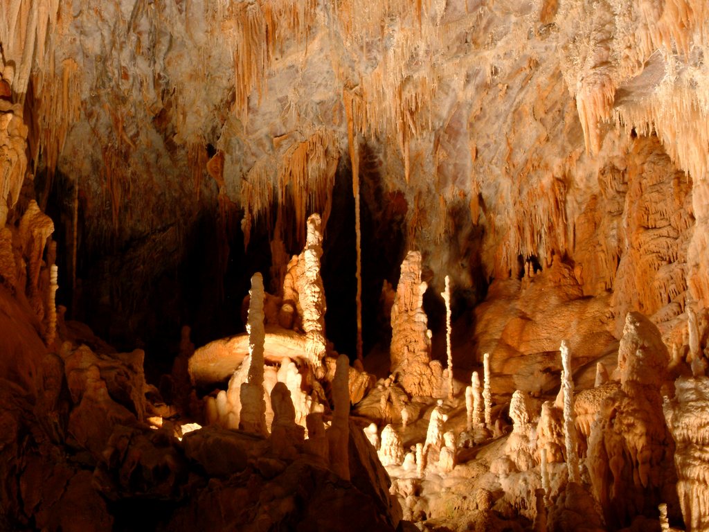 cave_with_stalactites_and_stalagmites_wallpaper_xkn10.jpg